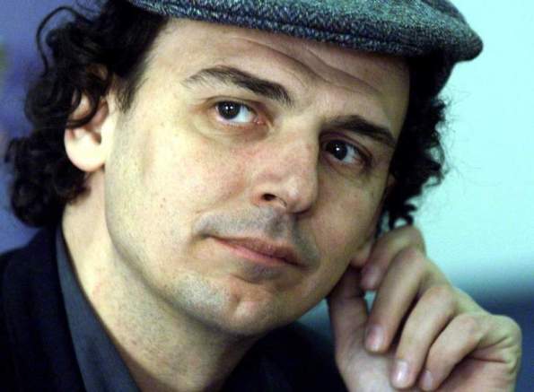 El cineasta José Luis Guerin presentó hoy en conferencia de prensa en Santander su última pelicula, "En construcción", galardonada con un premio Goya, y restó importancia a su ausencia durante la entrega de estos premios, añadiendo que quiso dar "la oportunidad de hablar a los que no tienen voz en este tipo de actos", en referencia al palestino que recogió el premio en su lugar